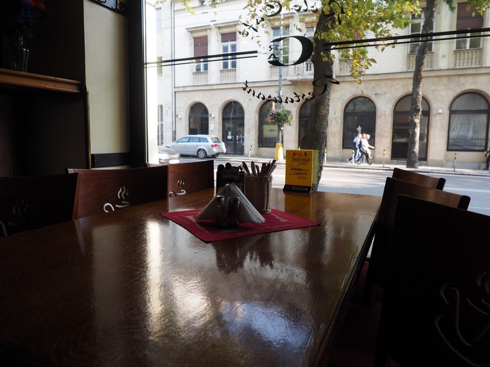 Stôl pri okne v Rolo Café