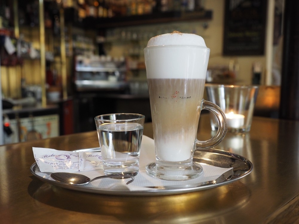 Príprava kávy na bare v Rolo Café